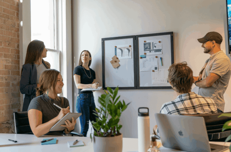 Salle de réunion d’entreprise moderne avec une œuvre d’art contemporaine exposée en arrière-plan – illustration de la Responsabilité Culturelle des Entreprises (RCE).