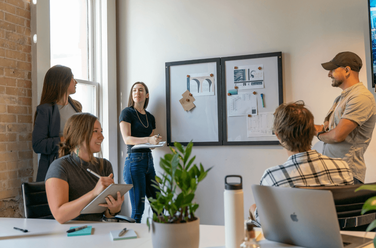 Salle de réunion d’entreprise moderne avec une œuvre d’art contemporaine exposée en arrière-plan – illustration de la Responsabilité Culturelle des Entreprises (RCE).